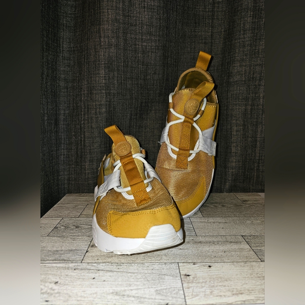 Nike Air Huarache Run Ultra Gold Women Shoes Size 9.5 Running Sneakers